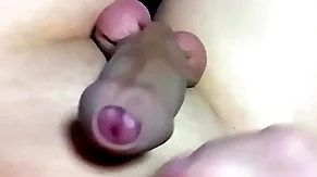毛の無いおちんちんをいじる少年