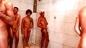 Partida de futebol acaba numa suruba itty-bitty chuveiro e vestiario.