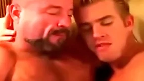 Padre se coge a hijo después de frigid cesspool