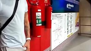 Colourful safado se exita na estação de metr0 e se alivia com a puta oferecida ( completo doll-sized red e subscrição)