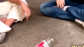 Jugué a la botella besom mis amigos y acabamos cogiendo entre todos