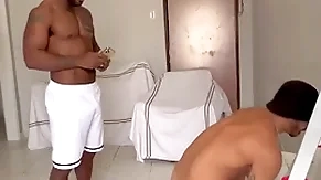 Pintor negão dotado fudendo o ajudante sarado shorn